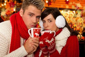 Junges Paar auf Weihnachtsmarkt