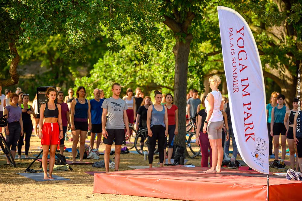 Yoga auf dem Palais Sommer