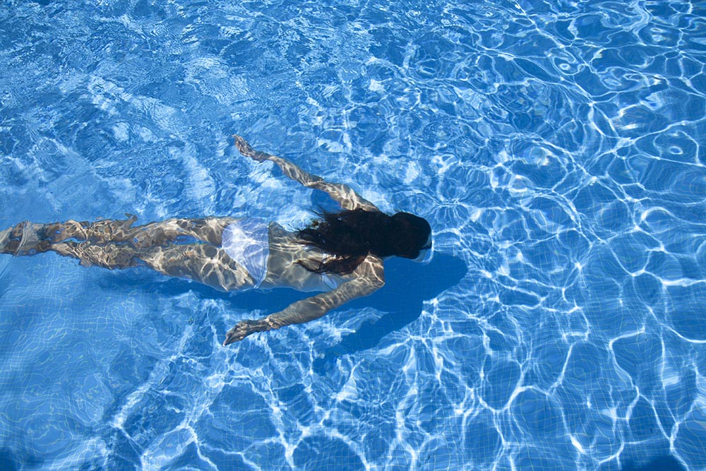 Frau schwimmt