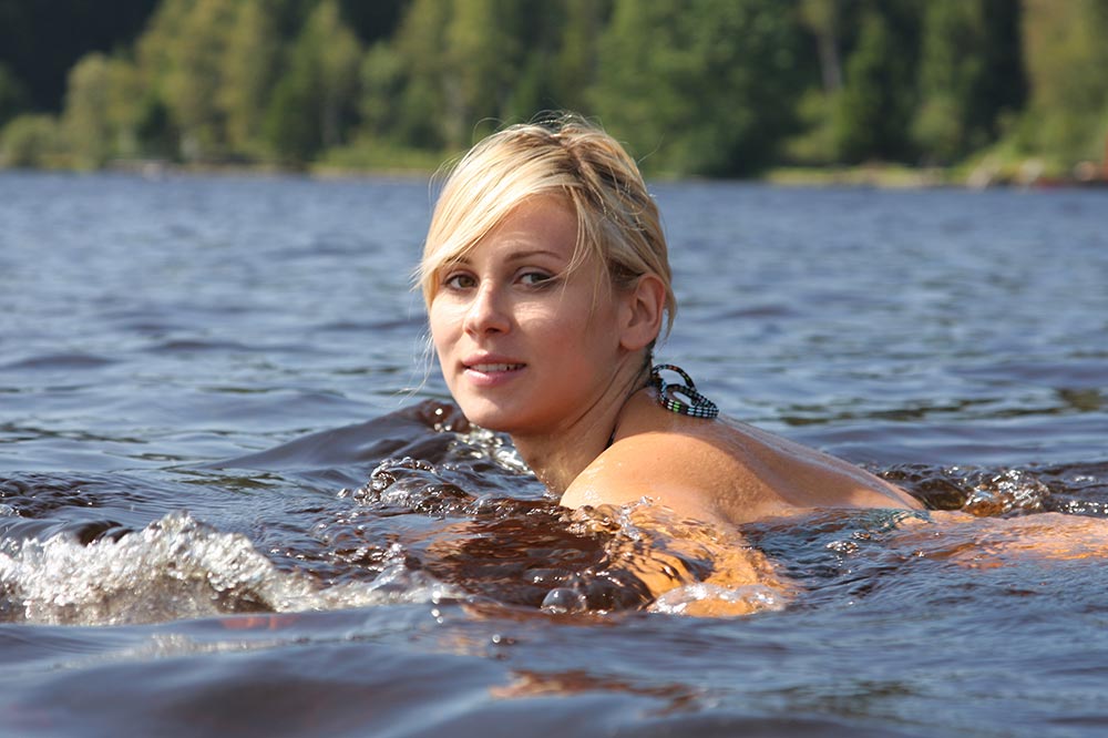 Frau schwimmt
